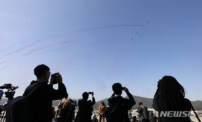 [성남=뉴시스] 황준선 기자 = 16일 경기 성남시 서울공항에서 열린 국내 최대 항공우주·방위산업 전시회 ‘서울 아덱스(ADEX) 2023’ 프레스 데이에서 공군 블랙이글스 팀이 화려한 에어쇼를 선보이고 있다. 2023.10.16. hwang@newsis.com