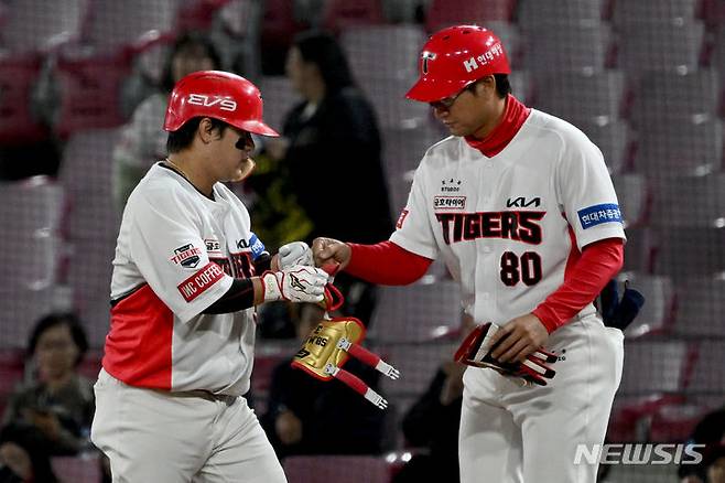 [광주=뉴시스] 이영주 기자 = 10일 오후 광주 북구 광주-기아챔피언스필드에서 열린 2023프로야구 KIA 타이거즈 대 SSG 랜더스의 경기, 5회 말 KIA 김선빈이 1루 도착 후 주루코치와 주먹인사를 하고 있다. 2023.10.10. leeyj2578@newsis.com