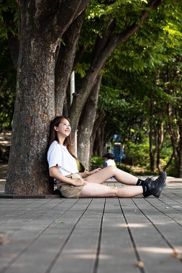 덥거나 지칠 때는 이렇게 나무그늘 아래서 쉬어갈 수 있다.