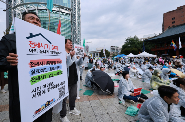 전세사기·깡통전세 피해자 전국대책위원회 주최로 14일 오후 서울 종로구 보신각 앞에서 열린 '전세사기 피해자 집중 집회' 참가자들이 팻말을 들어보이고 있다. 연합뉴스