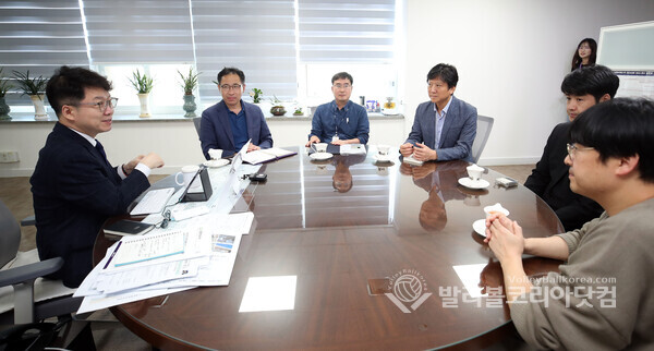 수원시 프로구단 티켓할인 프로모션 협약식, 황인국 제2 부시장이 설명하는 모습.