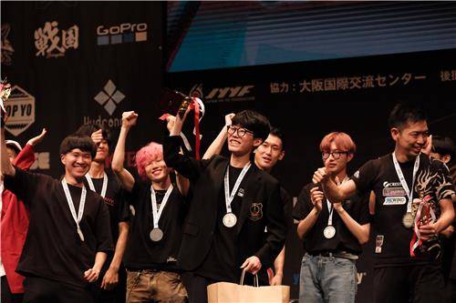 지난 8월 20일, 세계 요요 대회 4A 종목에서 우승한 엄군(가운데)  [엄건주군 제공]