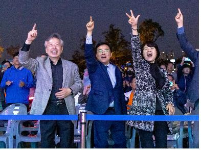 제21회 허준축제에 참석한 진교훈 서울 강서구청장  진교훈 서울 강서구청장(가운데)이 15일열린 제21회 허준축제에서 지역 주민들과 함께 공연을 즐기고 있다. [강서구 제공 재판매 및 DB 금지]