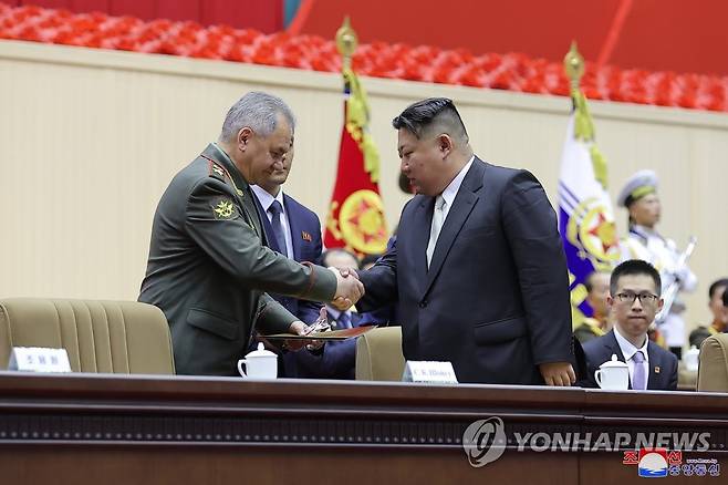 북한에서 만나 악수하는 김정은과 쇼이구 [평양 조선중앙통신=연합뉴스 자료사진] 북한 김정은 국무위원장이 7월 27일 평양에서 열린 '전승절'(6ㆍ25전쟁 정전협정기념일) 70주년 기념보고대회에서 세르게이 쇼이구 러시아 국방장관과 악수하고 있다. 2023.7.28 
    [국내에서만 사용가능. 재배포 금지. For Use Only in the Republic of Korea. No Redistribution] nkphoto@yna.co.kr