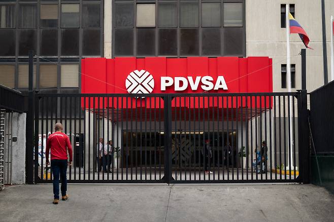 베네수엘라 국영석유회사 PDVSA 본사 입구 전경(사진=AFP)