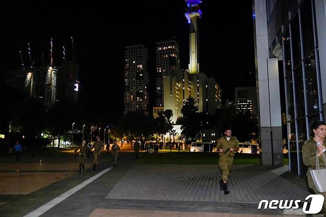 16일(현지시간) 이스라엘 텔 아비브에 적색 경보가 울리자 이스라엘 군인들이 대피소로 뛰어가고 있다. 2023.10.17 ⓒNews1 정지윤 기자 ⓒ AFP=뉴스1 ⓒ News1 정지윤 기자