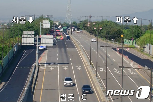 17일 오전 경기도 고양시 제2자유로 법곳나들목 인근에서 화물차 추돌사고가 발생해 서울방향 통행이 제한되고 있다. 이날 새벽 3시 20분쯤 경기 고양시 제2자유로 법곳나들목 인근에서 화물차가 충돌하는 사고가 발생해 운전자 1명이 부상을 당했다, (경찰청CCTV 캡쳐)2023.10.16./뉴스1