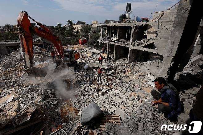 16일 (현지시간) 팔레스타인 무장 정파 하마스의 공격에 대응한 이스라엘 군의 포격을 받은 가자 지구 칸 유니스의 초토화 된 주택이 보인다. 2023. 10.17 ⓒ 로이터=뉴스1 ⓒ News1 우동명 기자