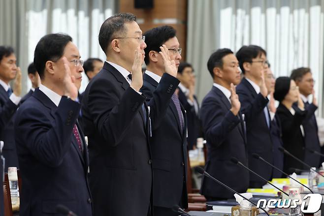 송경호 서울중앙지검장(왼쪽 세 번째) 을 비롯한 검사장들이 17일 서울 서초구 서울고등검찰청에서 열린 국회 법제사법위원회의 서울중앙지검 등 11개 검찰청에 대한 국정감사에서 증인 선서를 하고 있다. 2023.10.17/뉴스1 ⓒ News1 이동해 기자