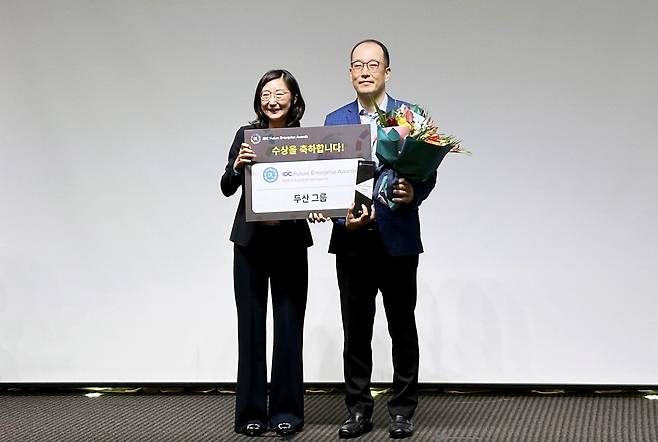 시상식이 끝나고 DDI HoD 조직을 총괄하는 로버트오 부사장과 한은선 한국IDC 지사장이 기념사진을 촬영하는 모습(두산그룹 제공).