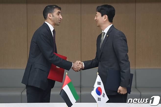 안덕근 통상교섭본부장과 타니 빈 아흐메드 알 제유디(Thani bin Ahmed Al Zeyoudi) UAE(아랍에미리트) 경제부 대외무역 특임장관이 14일 오후 서울 중구 대한상공회의소에서 열린 '한-UAE 포괄적경제동반자협정(CEPA) 협상 타결 서명식'에 참석해 악수를 나누고 있다.(산업통상자원부 제공) 2023.10.14/뉴스1 ⓒ News1 민경석 기자