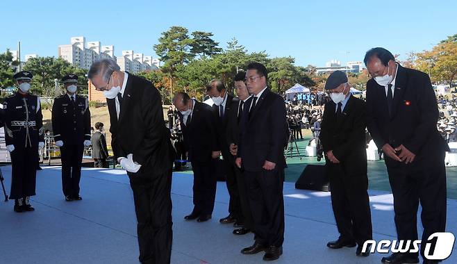 여순사건 제74주기 합동 추념식이 19일 오전 광양시 중마동 광양시민공원에서 열린 가운데 이규종 여순항쟁 유족 상임대표, 이경재 여순 광양유족회장을 비롯해 유족들이 헌화·분향 하고 있다.(전남도 제공) 2022.10.19/뉴스1 ⓒ News1 전원 기자