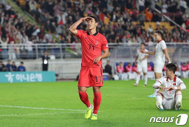 17일 오후 경기 수원시 팔달구 수원월드컵경기장에서 열린 축구 국가대표 평가전 대한민국과 베트남의 경기, 황희찬이 득점 후 기뻐하고 있다. 2023.10.17/뉴스1 ⓒ News1 김도우 기자