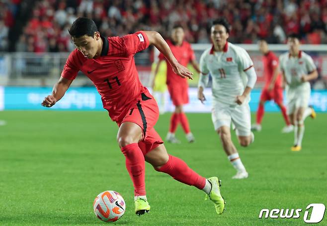 17일 오후 경기 수원시 팔달구 수원월드컵경기장에서 열린 축구 국가대표 평가전 대한민국과 베트남의 경기, 황희찬이 공격을 하고 있다. 2023.10.17/뉴스1 ⓒ News1 김도우 기자