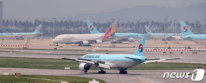 20일 인천국제공항 전망대에서 바라본 계류장에서 바라본 대한항공과 아시아나항공 여객기. 2023.7.20/뉴스1 ⓒ News1 김진환 기자