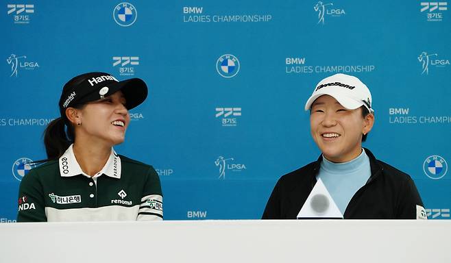 리디아 고(왼쪽)와 신지애가 17일 경기도 파주 서원밸리 서원힐스코스에서 열린 LPGA투어 BMW 레이디스 챔피언십 미디어데이에 참석해 밝게 웃고 있다. 사진 | 대회조직위