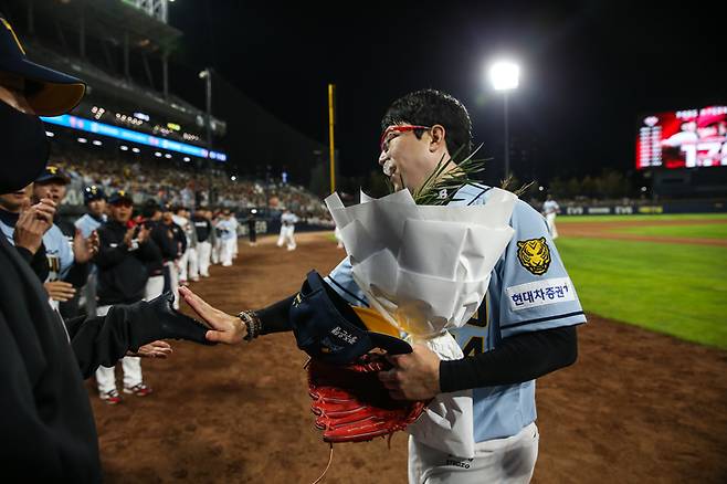 KBO 리그 최초 9시즌 연속 170이닝 투구 대기록을 달성한 양현종이 축하해주는 동료들과 악수하고 있다. 사진 | KIA 타이거즈