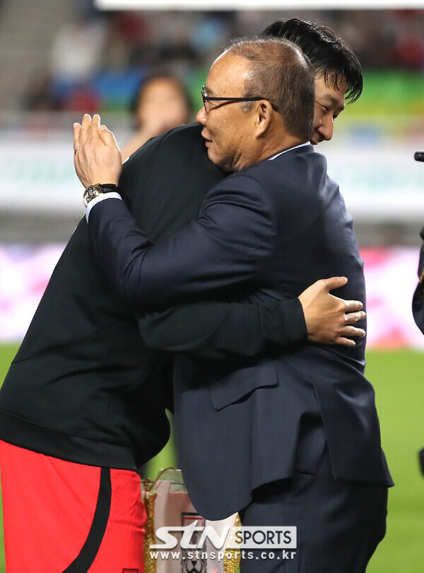 17일 오후 경기 수원월드컵경기장에서 열린 하나은행 초청 축구 국가대표 평가전 대한민국과 베트남의 경기에 앞서 박항서 전 베트남 축구대표팀 감독이 손흥민과 포옹하고 있다. 사진┃뉴시스