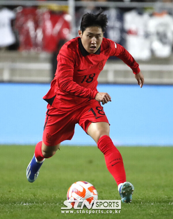 17일 오후 경기 수원월드컵경기장에서 열린 하나은행 초청 축구 국가대표 평가전 대한민국과 베트남의 경기, 이강인이 돌파하고 있다. 사진┃뉴시스