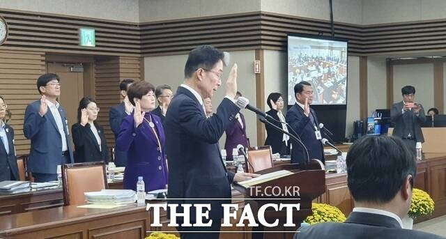 17일 임종식 경북도교육감 등 피감사대상 기관 관계자들이 선서를 하고 있다./대구=김채은 기자