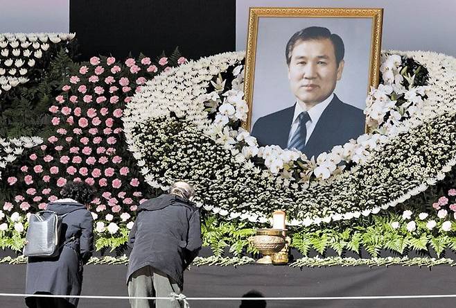 2021년 10월 28일 서울시 중구 서울광장에 마련된 고(故) 노태우 전 대통령의 국가장 합동분향소에서 시민들이 고개 숙여 묵념하며 고인을 추모하고 있다. 서울시는 2021년 10월 28일부터 30일까지 서울광장에서 일반 시민을 위한 합동분향소를 운영했다./조선일보DB