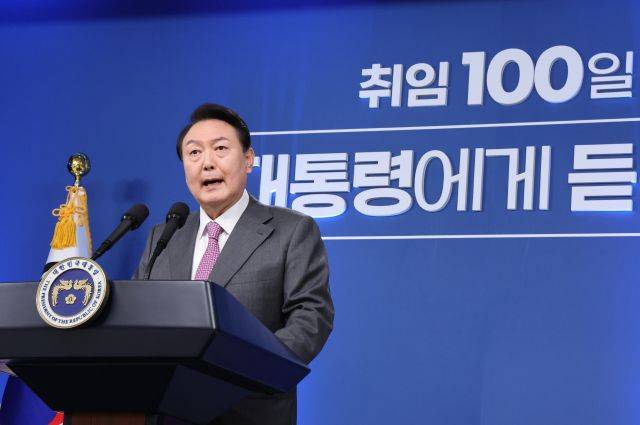 윤석열 대통령이 2022년 8월 17일 서울 용산 대통령실 청사에서 열린 취임 100일 기자회견 '대통령에게 듣는다'에서 그동안의 소회와 향후 정국 운영 방안 등을 말하고  있다./연합뉴스