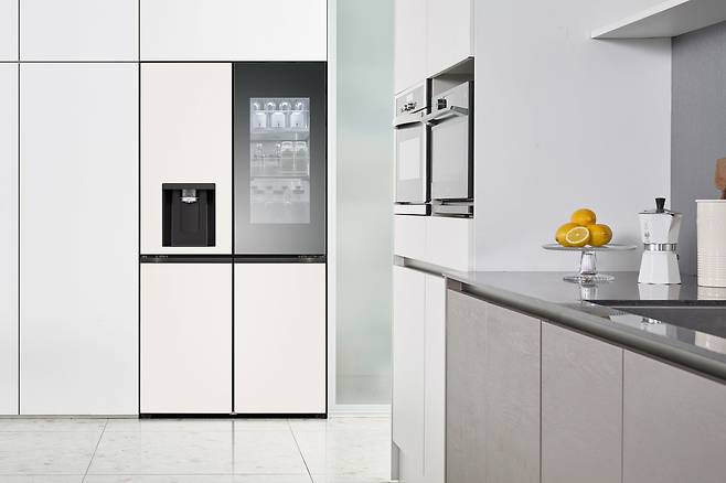 LG 디오스 오브제컬렉션 얼음정수기냉장고가 설치된 주방 모습./LG전자 제공