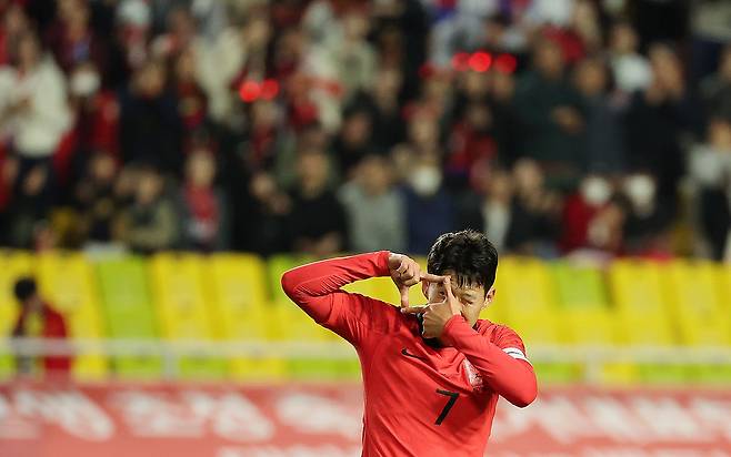 17일 경기 수원시 팔달구 수원월드컵경기장에서 열린 축구 국가대표 평가전 대한민국과 베트남의 경기, 후반 대한민국 손흥민이 팀의 네 번째 골을 성공시킨 뒤 찰칵 세리머니를 하고 있다. /뉴스1