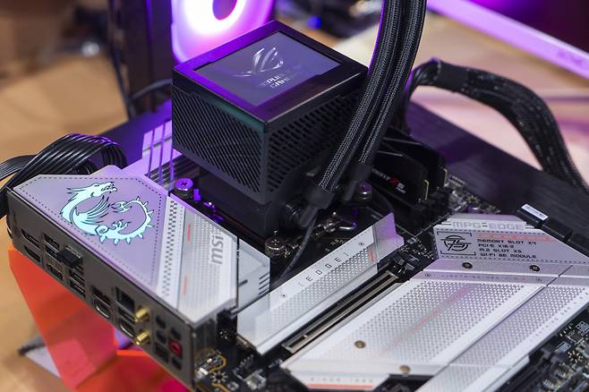 메인보드는 MSI MPG Z790 엣지 와이파이가 사용되었으며, CPU 쿨러는 에이수스의 기함급 공랭식 쿨러인 에이수스 ROG 류진 III 360 ARGB를 사용했다 / 출처=IT동아