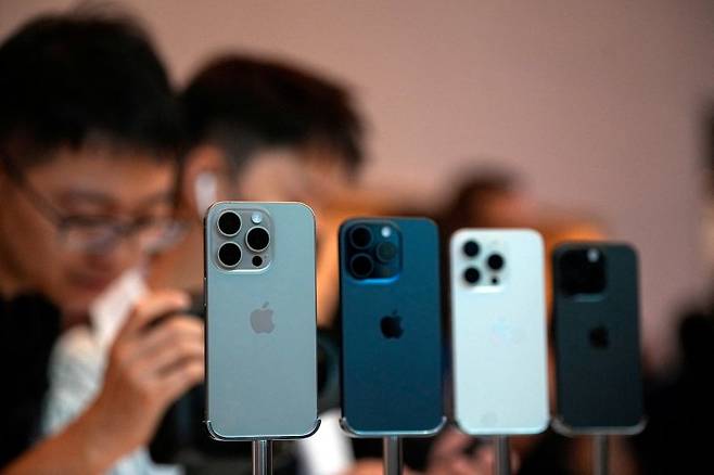 애플이 중국 토종업체 화웨이에 중국 스마트폰 1위 자리를 빼앗겼다. 9월 22일 상하이 애플스토어에 신형 아이폰15 스마트폰이 진열돼 있다. 로이터뉴스1