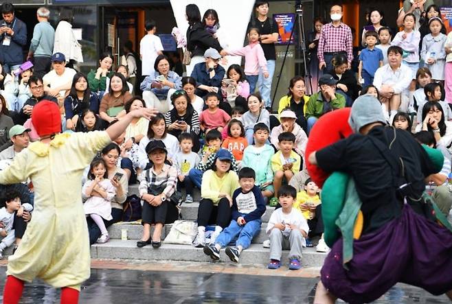 제1회 부산국제공연예술마켓에서 진행한 거리공연을 시민들이 관람하고 있다. 부산시 제공