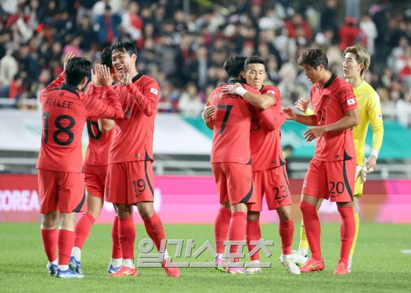 위르겐 클린스만 감독이 이끄는 대한민국 축구대표팀이 17일 오후 수원월드컵경기장에서 베트남 대표팀과 평가전을 펼쳤다. 대표팀이 6-0으로 승리했다. 경기종료후 선수들이 승리를 기뻐하고있다. 수원=정시종 기자 capa@edaily.co.kr /2023.10.17.