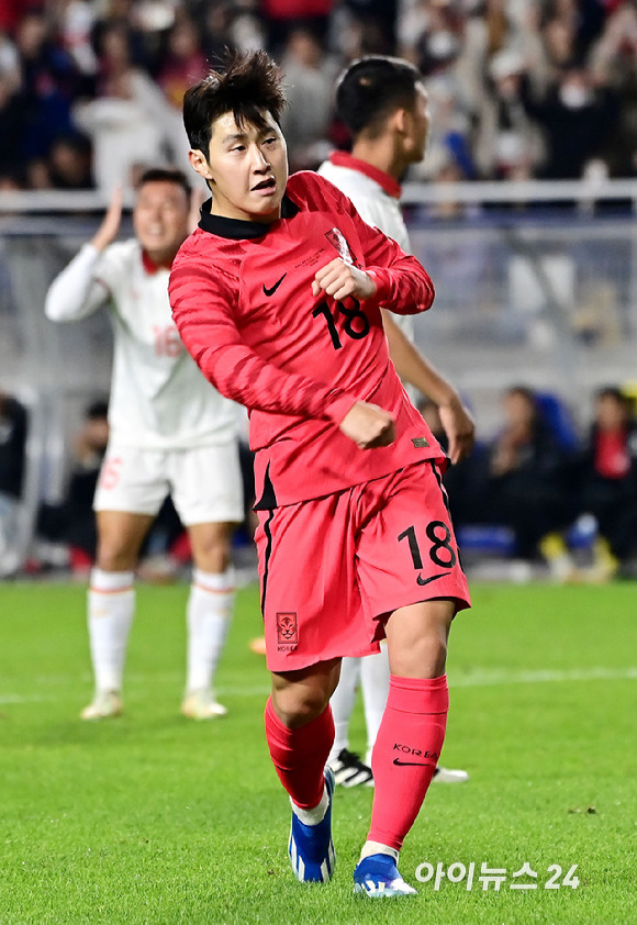 클린스만 감독이 이끄는 한국 축구대표팀은 17일 수원월드컵경기장에서 열린 베트남과 평가전에서 6-0 대승을 거뒀다.후반 한국 이강인 추가골을 넣은 뒤 세레머니를 하고 있다. [사진=곽영래 기자]