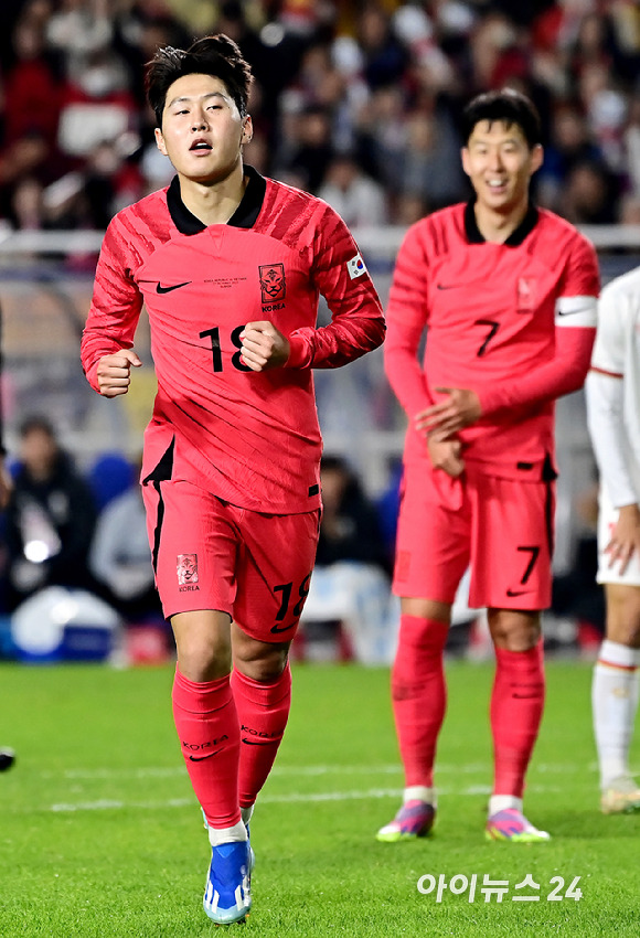 클린스만 감독이 이끄는 한국 축구대표팀은 17일 수원월드컵경기장에서 열린 베트남과 평가전에서 6-0 대승을 거뒀다.후반 한국 이강인 추가골을 넣은 뒤 세레머니를 하고 있다. [사진=곽영래 기자]