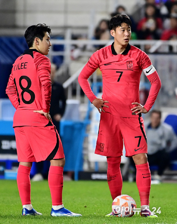 클린스만 감독이 이끄는 한국 축구대표팀은 17일 수원월드컵경기장에서 열린 베트남과 평가전에서 6-0 대승을 거뒀다.후반 한국 이강인과 손흥민이 프리킥을 준비하고 있다. [사진=곽영래 기자]