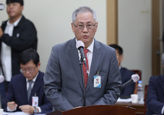 ▲ 남우동 강원대병원장이17일 대구 북구 경북대학교 글로벌플라자에서 열린 국회 교육위원회의 국정감사에서 인사말을 하고 있다. 이날 피감기관은  경북대학교, 강원대학교, 경북대병원, 강원대병원, 강릉원주대치과병원, 경북대치과병원, 대구교육대학교다.연합뉴스