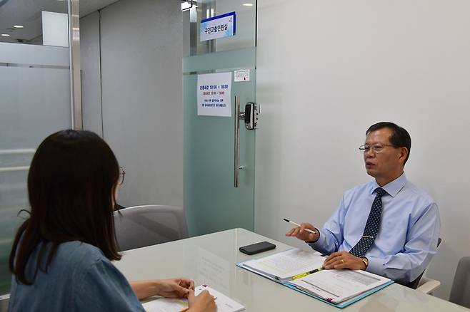 서울 노원구 구민고충처리위원회가 한 주민의 고충민원을 상담하고 있다. |노원구 제공