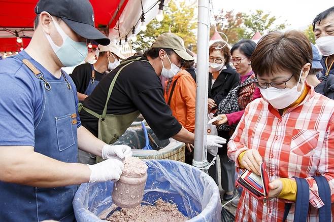 지난해 열린 ‘마포나루 새우젓축제’에서 서울 마포구 주민들이 새우젓을 구입하고 있다. |마포구 제공