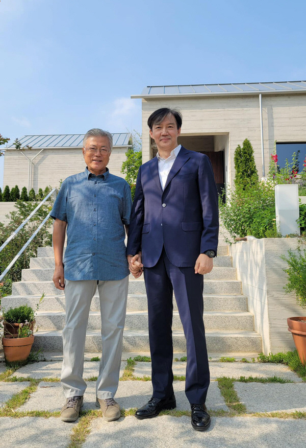 조국 전 법무부 장관이 경남 양산시 하북면 평산마을을 찾아 문재인 전 대통령과 만났다. 조국 전 장관 페이스북 캡처.