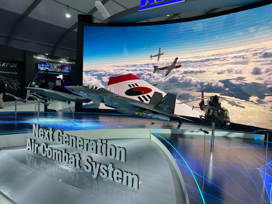 Models of Korea Aerospace Industries’ KF-21 multirole fighter, right, and unmanned air combat system, left, are displayed at the company’s showroom at the Seoul ADEX in Seongnam, Gyeonggi, on Tuesday. [MICHAEL LEE]