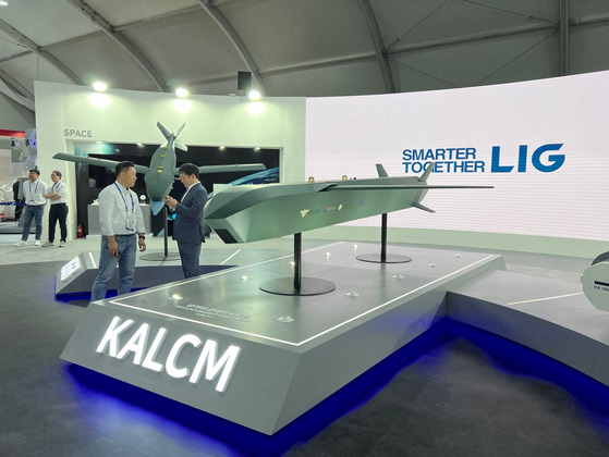 The Korean air-launched cruise missile (KALCM), which will be the first Korean-made guided munition to be mounted on the KF-21 multirole fighter, is displayed at LIG-Nex1's showroom at the Seoul ADEX on Tuesday. [MICHAEL LEE]