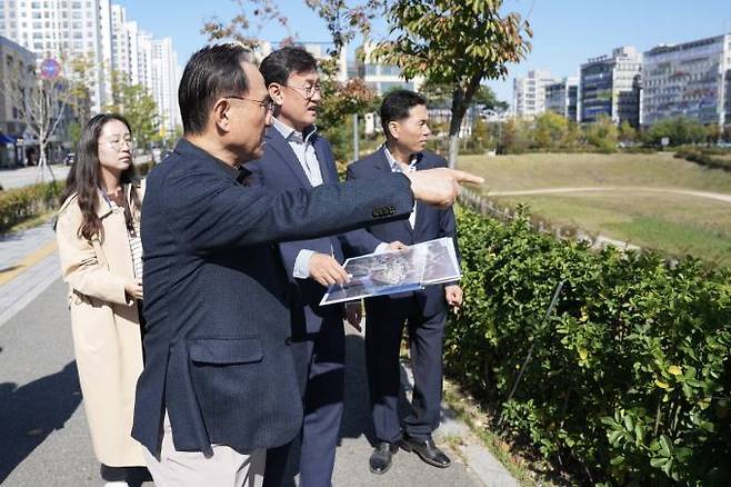 7일 박상돈 천안시장이 시청과 가까운 불당2동의 상가와 물총새공원을 둘러보며, 이 지역 주차난 해소방안을 모색했다. 천안시 제공