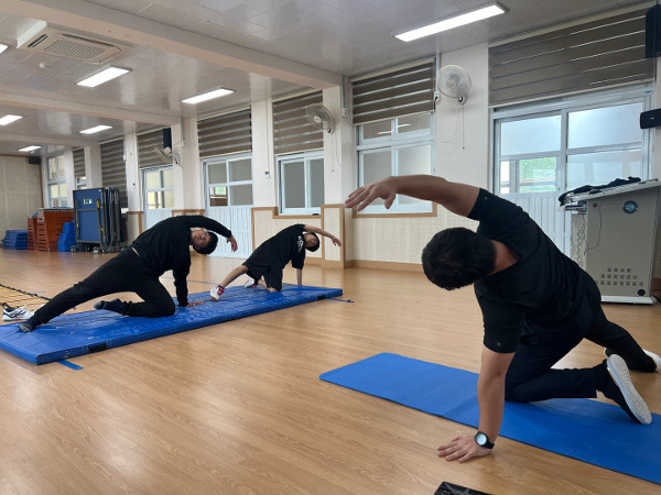 지난달 21일 방문한 전남 해남군 화산중학교에서 2학년 학생들이 체육 수업 시간 교사의 지도에 따라 스트레칭하고 있다. 이 학교의 2학년 학생은 이들이 전부이며 전교생은 모두 11명이다. 해남=김재환 기자