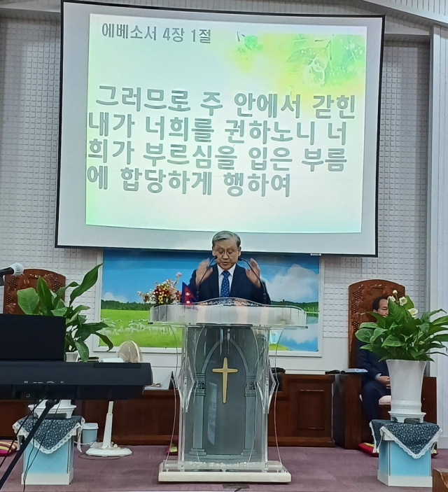 안용운(온천제일교회 원로, 미스바 고문) 목사가 지난 12일 부산 순복음 강변교회(이건재 목사)에서 열린 미스바대성회 발대식 및 감사예배에서 ‘교회의 하나 됨을 힘써 지키라(엡4:1~6)’ 주제로 말씀을 선포하고 있다.