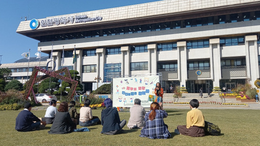 17일 오후 인천 남동구 인천시청 애뜰광장에서 인천 시민·사회 단체들이 집회를 열고 있다. 홍승주기자