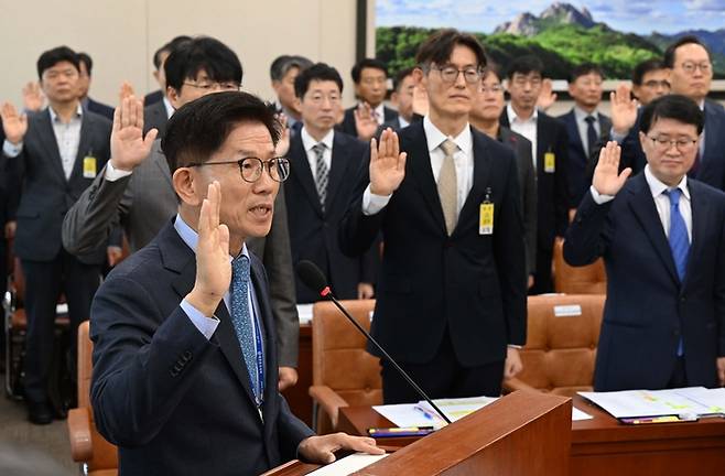 김문수 경제사회노동위원회 위원장이 17일 서울 여의도 국회에서 열린 환경노동위원회의 경제사회노동위원회에 대한 국정감사에서 선서를 하고 있다. 2023.10.17 [김호영기자]