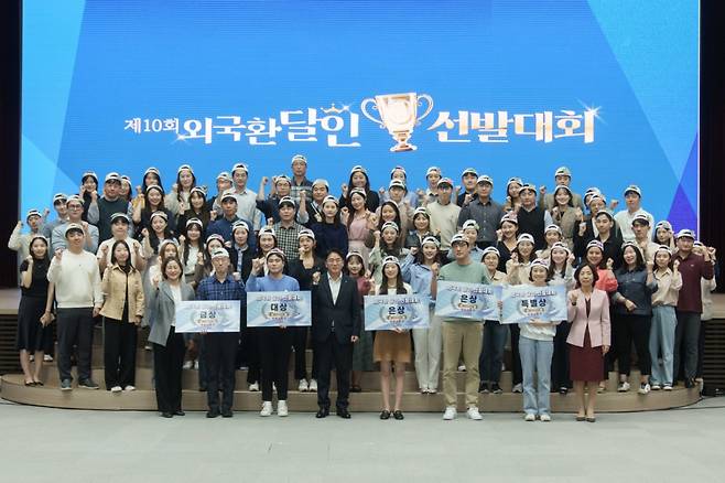 (맨 앞줄 왼쪽부터) 고은정 외환사업부장, 금상 윤동원 과장보, 대상 강명철 과장보, 이석용 은행장, 은상 임수빈 계장, 특별상 김남화 팀장, 은상 배종필 팀장, 황진선 외환지원센터장을 비롯한 참가자들이 기념촬영을 하고 있다.   /사진제공=NH농협은행