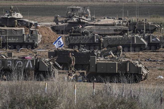 [가자지구=AP/뉴시스] 이스라엘군 장비와 병력이 15일(현지시각) 이스라엘 남부 가자지구 인근 집결지에 모여 있다. 2023.10.16.