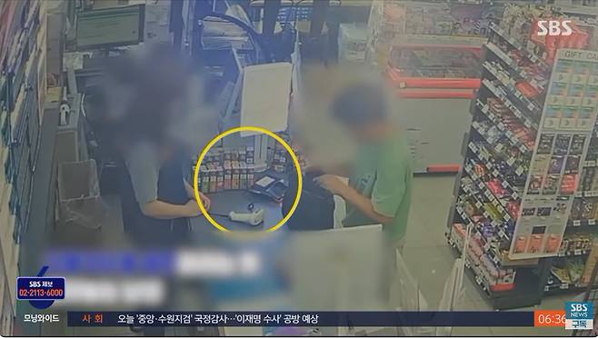 남성이 편의점에서 교통카드를 충전기에 올려 놓은 뒤 현금을 찾는 척하는 모습이다. [SBS·유튜브 경찰청]