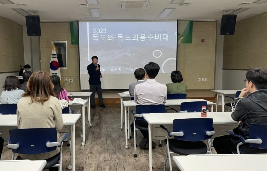 독도의용수비대 기념관 조석종 관장이 울릉교육청이 주관한 독도교육에서 강사로 나서 독도의용수비대 활동을 소개하고 있다(울릉교육청 제공)